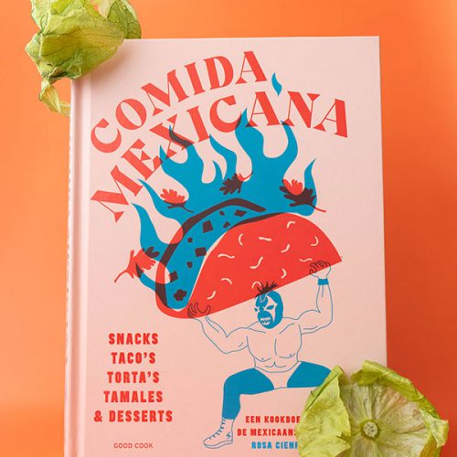 Het kookboek Comida Mexicana van Rosa Cienfuegos met wat tomatillo omhulsels erbij.