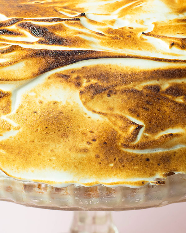 Een closeup van de gebrande meringue coating van tres leches cake.